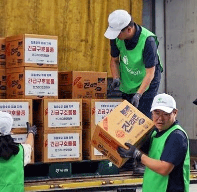 Employees loading boxes